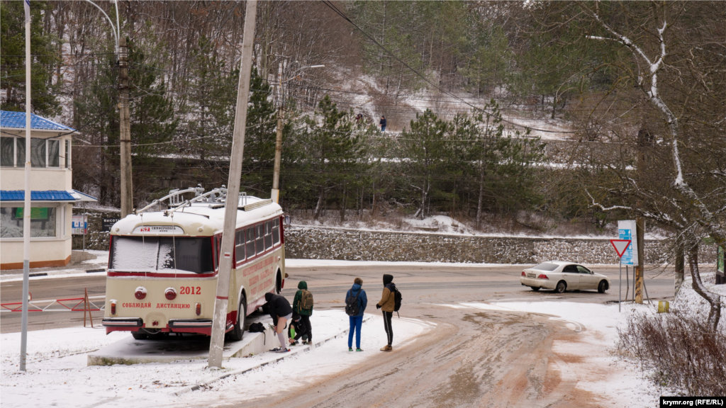 Перші піші туристи біля пам'ятника кримському тролейбусу