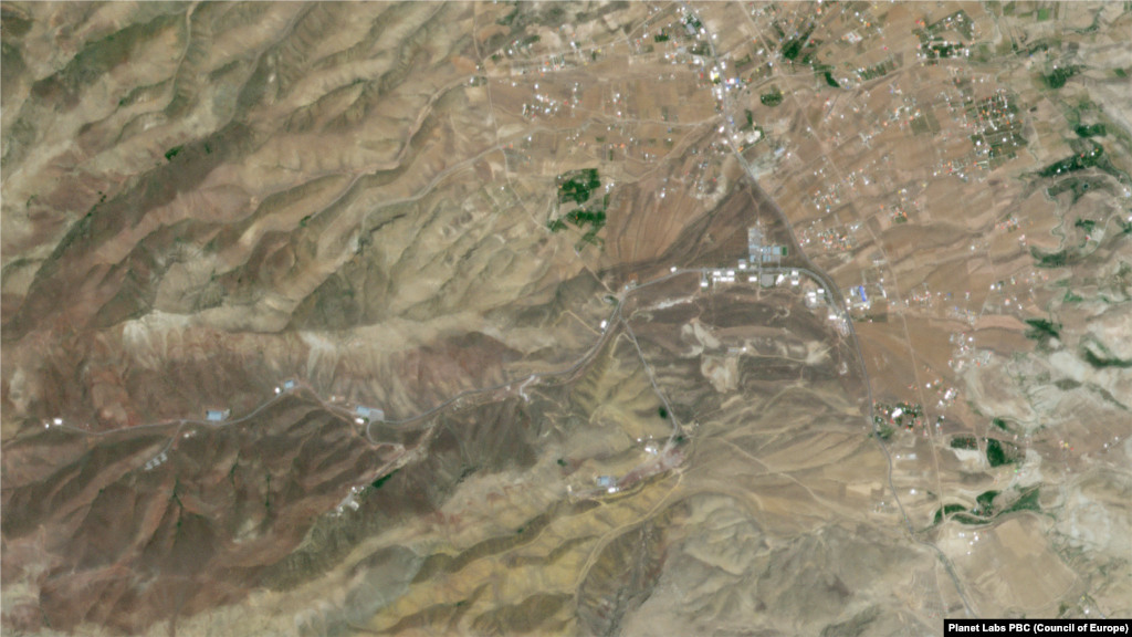Baza iraniană de rachete Tabriz Nord este prezentată înainte și după atacurile aeriene israeliene în aceste imagini din satelit capturate de Planet Lab.Imaginea din stânga este din 11 iunie 2025. Imaginea din dreapta este din 13 iunie 2025.
