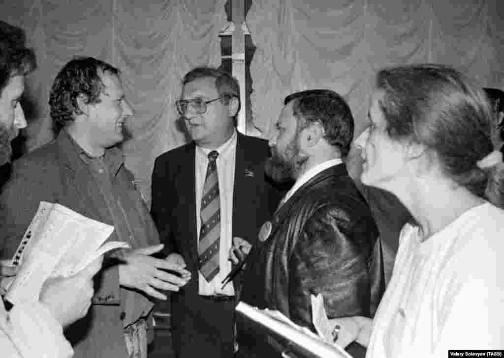 На з'їзді були присутні як гості діячі польської «Солідарності» і новообрані посли до Сейму Польщі: А. Міхнік, Б. Борусевич, В. Мокрий та інші. На фото зліва направо: керівник делегації польської «Солідарності» Адам Міхнік; український письменник, народний депутат СРСР Юрій Щербак, кореспондент «Літературної газети» Сергій Кисельов і Богуміла Бердиховська (із Польщі)