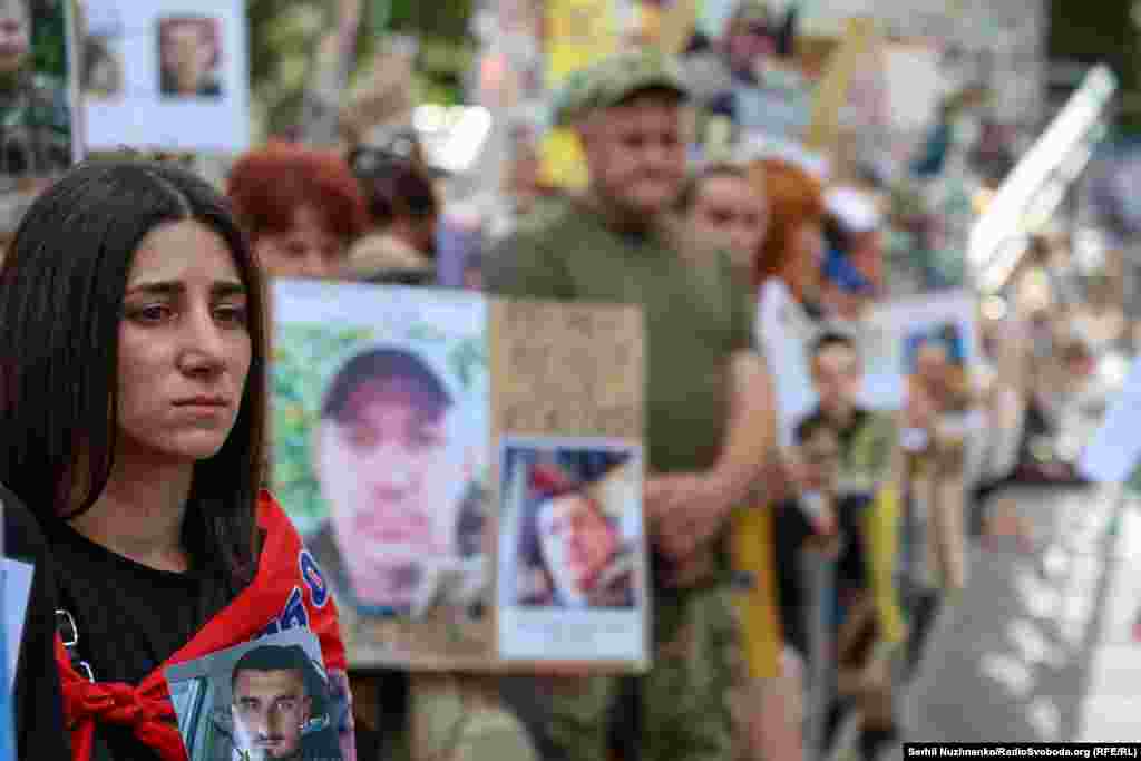 На фото: Ліана, сестра зниклого безвісти військового ЗСУ із світлиною брата