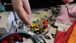 «Я садилась за творчество каждый раз, когда мне нужна была перезагрузка» – супруга политзаключенного Фера Абдуллаева про самодельные книги (видео) «Я садилась за творчество каждый раз, когда мне нужна была перезагрузка» – супруга политзаключенного Фера Абдуллаева про самодельные книги (видео)