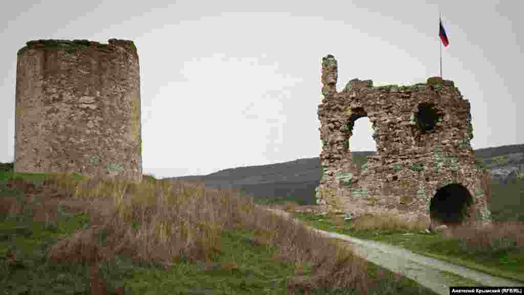 Инкерман – небольшой город в Балаклавском районе Севастополя. Но достопримечательностей в нем больше, чем в некоторых областях. Территория эта была населена в эпоху мезолита – среднекаменного века.  В Инкерманской долине зафиксированы остатки около 30 поселений и могильников эпохи бронзы – раннего железа – III-I тысячелетия до н.э. Но эти памятники осмотреть никак не получится, хотя артефакты тех ушедших культур на окрестных склонах иногда вымывает. А вот средневековая крепость Каламита сохранилось довольно-таки неплохо