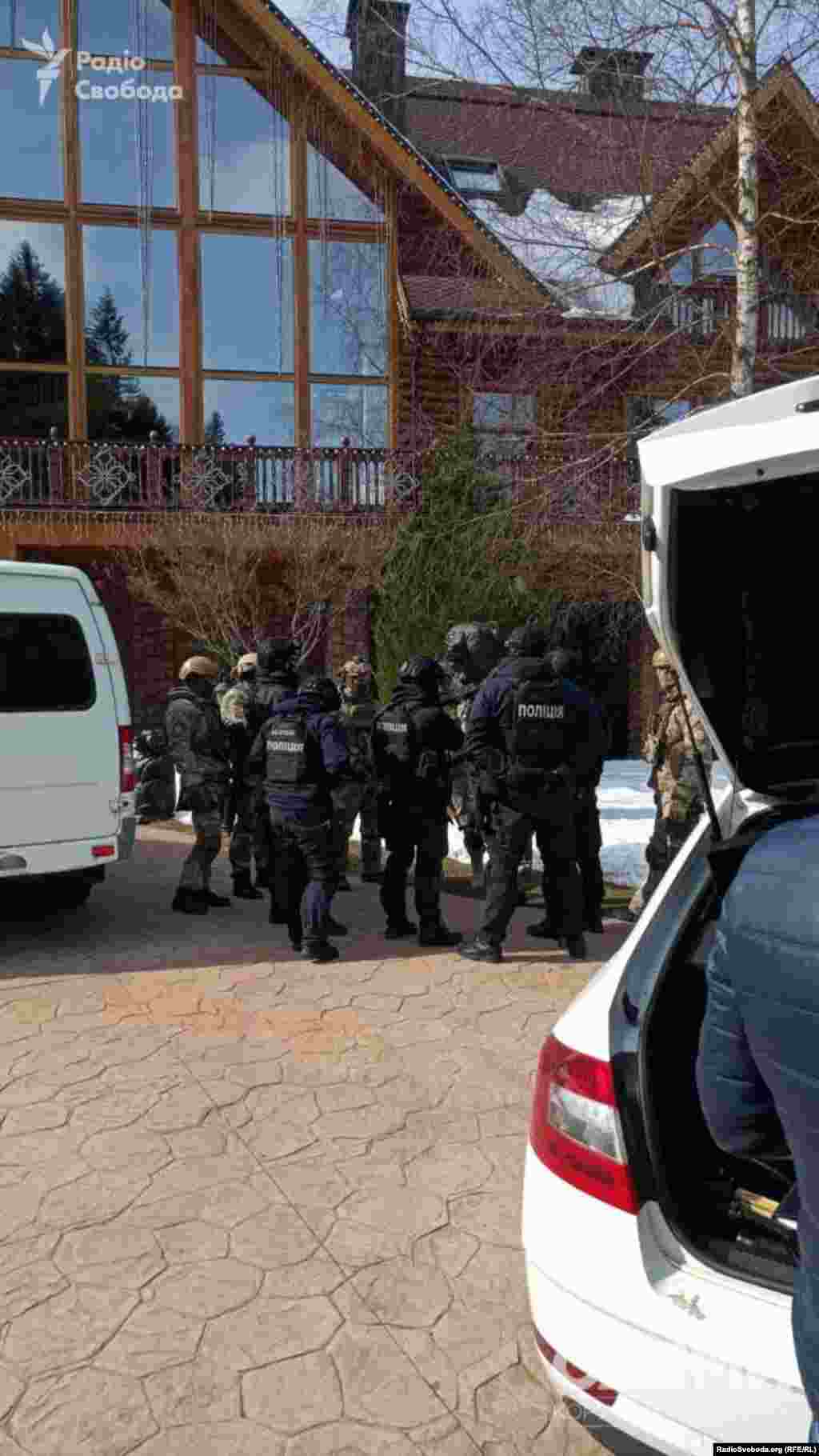 Обшук відбувся 19 березня в резиденції підсанкційного політика «Ведмежа діброва» поблизу селища Жденієва