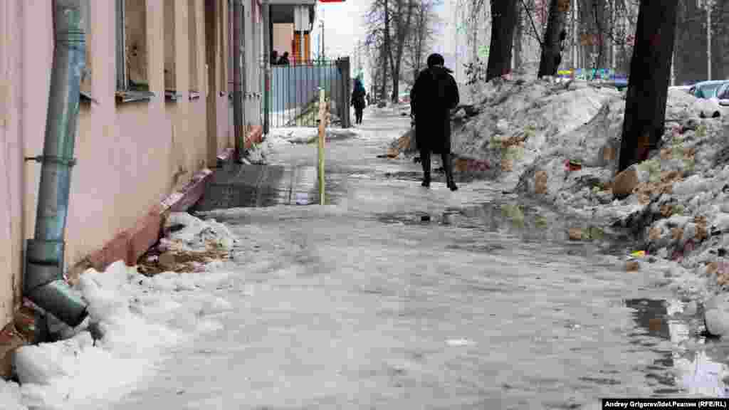 ...что в другую сторону. Буквально через дорогу установлена скульптура Тайказан, еще один "туристический магнит", "символ дружбы Татарстана с Казахстаном". 