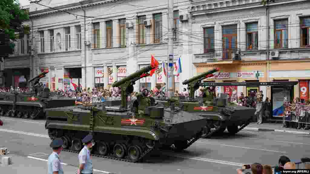 Проспектом Кірова пройшли самохідні протитанкові ракетні комплекси «Хризантема-С» – єдина військова техніка на гусеничному ходу, задіяна на параді