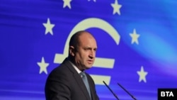 Румен Радев по време на конференция за еврото през 2023 г.