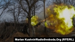 <p>Самоходная артиллерийская установка M109 Paladin ведёт огонь в сторону города Часов Яр, недалеко от Бахмута. Под утро штурмовые группы российской армии попытались продвинуться к передовым оборонительным сооружениям ВСУ. 24-я отдельная механизированная бригада задействовала американскую гаубицу калибром 155 миллиметров.