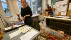 Харчі привозять зі спеціальних складів, куди празькі супермаркети віддають продукти, які втратили товарний вигляд