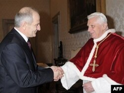 Papa Benedikt XVI i tadašnji predsjednik Kosova Fatmir Sejdiu u Vatikanu, 2. februara 2008.