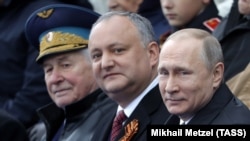 Росія. Москва. 9 травня 2017 року. Президент Росії Володимир Путін і президент Молдови Ігор Додон (справа наліво)