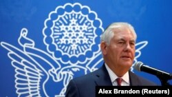 Госсекретарь США Рекс Тиллерсон выступает в посольстве США в Саудовской Аравии