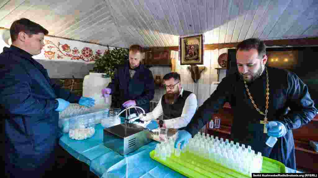 Зліва направо: Диякон Видубицького монастиря Іван, студент Київської православної богословської академії Іван, керівник відділу соціального служіння Київської митрополії ПЦУ Роман Холодов, насельник Видубицького монастиря отець Савва 