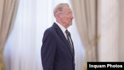 Fostul președinte al României, Emil Constantinescu, își prezintă omagiile la catafalcul lui Ion Iliescu.