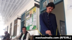 په کورمه کې یو کس د ۲۰۲۱ز کال په فبرورۍ کې په ضمني انتخاباتو کې رایه کاروي.