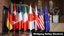 G7-ის სახელმწიფოებისა და ევროკავშირის დროშები