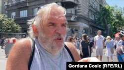 Zoran Momčilović na barikadi u Zemunu, 30. jun 2025.