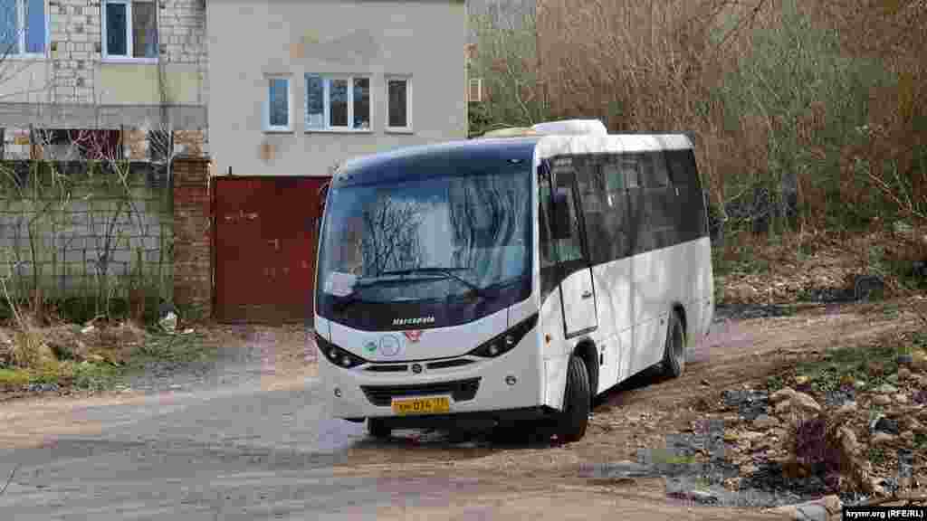 Нещодавно в Морозівку запустили автобус №18 і тепер сюди можна дістатися з 5-го кілометра Балаклавського шосе. Рейси приблизно раз на півтори години. У селі немає ні магазину, ні пошти. До «цивілізації» 25 хвилин їзди