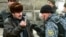 Чеченец и российский военный, январь 2000