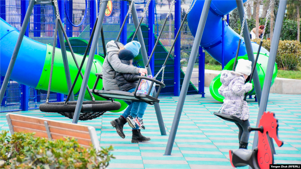 На детской площадке отдыхают мамы с детьми 