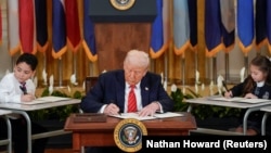 Президент Трамп подписывает указ о демонтаже Министерства образования США