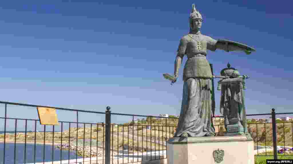 Скульптура «Росія» – авторська інтерпретація роботи академіка Лаверецького. Росія в образі жінки-войовниці в кольчузі щитом вкриває атрибути царської влади – імператорську корону, скіпетр і державу