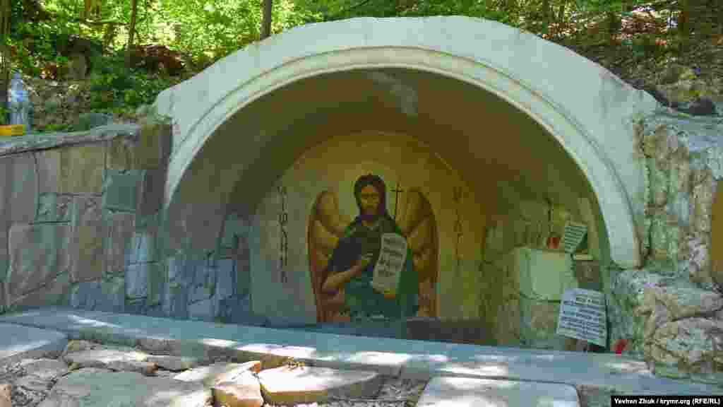 Джерело Іоанна Предтечі. За легендою воно з'явилося кілька сотень років тому в День Усікновення голови Іоанна Хрестителя