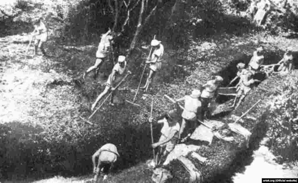 24 июля 1927 года в «Артеке» введена штатная должность отрядного вожатого. Кроме образовательной работы, где детей учили собирать гербарии, читали им лекции и проводили экскурсии, в распорядок дня входил обязательный труд: дети убирали парк, чистили пляж, собирали виноград, убирали сено. На фото – артековцы, по всей видимости, убирают парк