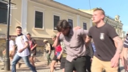 Праворадикали передали бразильця Лусваргі в СБУ (відео) Праворадикали передали бразильця Лусваргі в СБУ (відео)