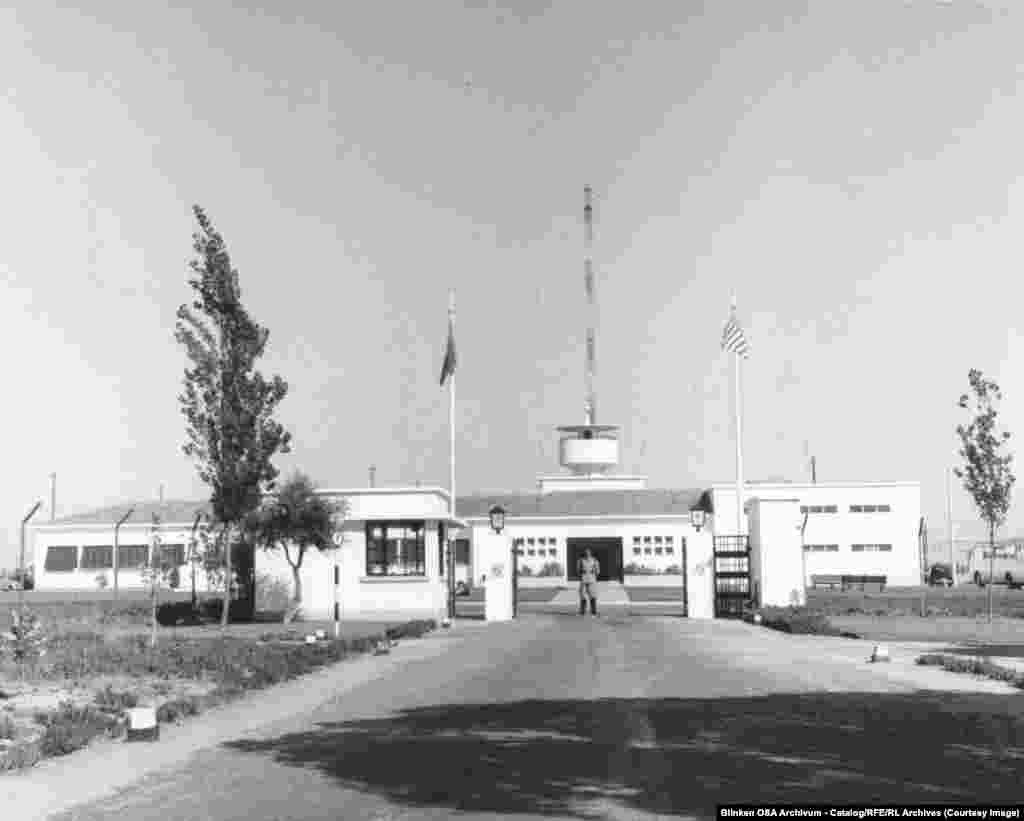 Principala stație de emisie a Radio Europa Liberă la Gloria, lângă Lisabona, Portugalia.RFE și Radio Liberty foloseau emițătoare puternice pe unde scurte în Germania, Spania și Portugalia, care puteau „ricoșa” semnalele din atmosferă pentru a ajunge în țările țintă din Europa de Est și URSS. Radio Liberty a exploatat o instalație de transmisie în Taiwan care direcționa emisiunile în Siberia profundă.