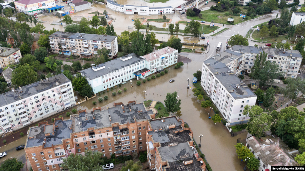 В управлении российского МЧС по Крыму объявили штормовое предупреждение на два дня – 13 и 14 августа из-за прогноза об ухудшении погодных условий на востоке полуострова