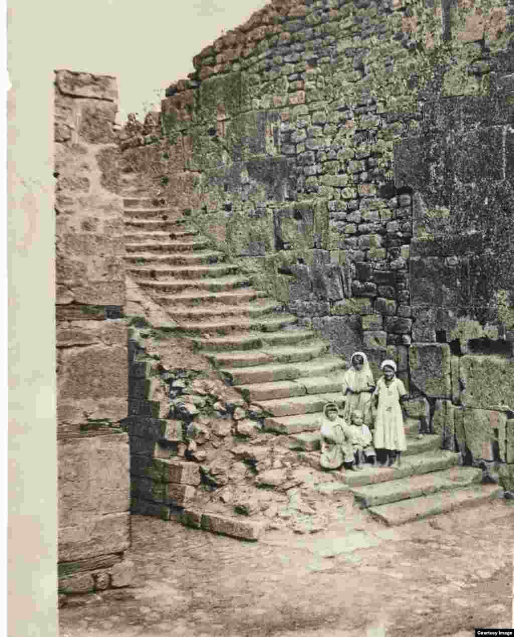 Дербент. «Нарын-хъала» щулалъиялъул болъаби.