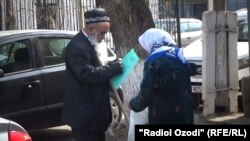 Аҳмад Бобобеков ҳамроҳи ҳамсараш Азизбибӣ