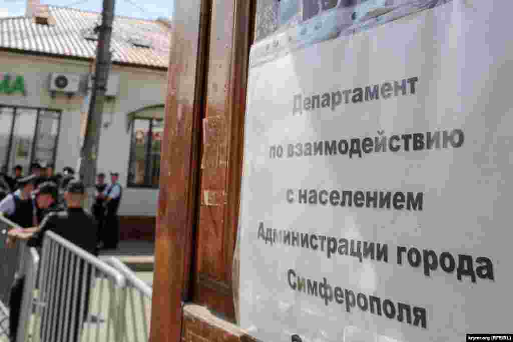 Глава адміністрації Сімферополя Геннадій Бахарєв на своїй сторінці у Фейсбуці повідомляє, що «демонтаж ведеться на підставі постанови Ради міністрів РК№465»