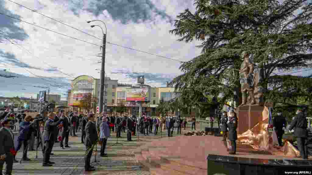 Перед відкриттям пам'ятника відбувся невеликий мітинг