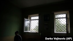 U oblasti zaštite žena žrtava nasilja, GREVIO navodi da nedostatak resursa otežava efikasno pružanje i opštih i specijalizovanih usluga podrške žrtvama.