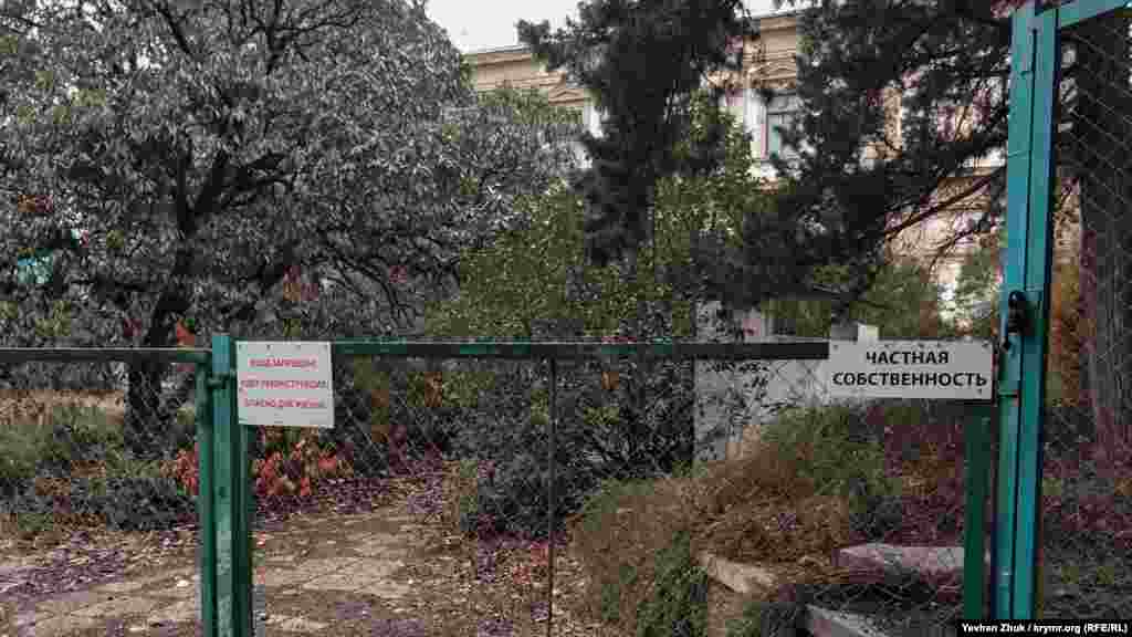 Зараз територія навколо палацу Мордвинова оточена парканом, місцями з колючим дротом і спіраллю Бруно. Скрізь таблички «Приватна власність» і «Вхід заборонено! Йде реконструкція. Небезпечно для життя!». Але по факту ніякої реконструкції не проводиться. Територія заростає травою, архітектурні прикраси будівлі руйнуються