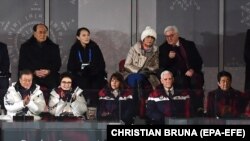 В первом ряду слева направо: президент Южной Кореи Мун Чжэ Ин и его жена Ким Юн Сук, жена вице-президента США Карен Пенс, и вице-президент Майк Пенс и премьер-министр Японии Синдзо Абэ, во втором ряду председатель парламента КНДР Ким Йон Нам и сестра Ким Чен Ына - Ким Ё Чжон, президент ФРГ Франк-Вальтер Штайнмайер с супругой