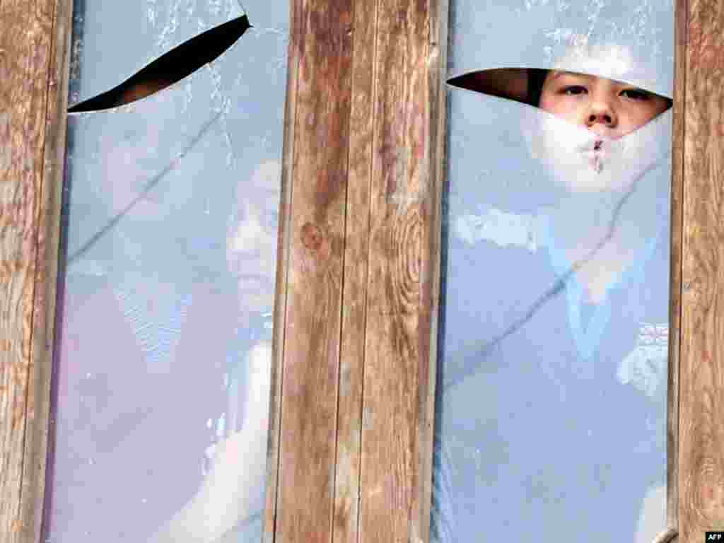 Кыргызстанның көньягында кыргызлар белән үзбәкләр арасындагы чуалышлар вакытында дистәләрчә мең үзбәк торган җирен ташлап киткән.