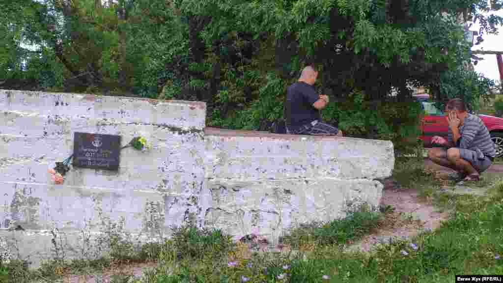 Біля ДОТу №13 відпочивають інкерманці. Деякі ДОТи вціліли та після війни стали пам'ятниками. Такий, наприклад, ДОТ №13 в Інкермані, на вулиці Менжинського, поруч із будинком №25 на схилі пагорба