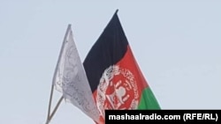 په جلال اباد کې د افغانستان د ملي بیرغ ترڅنګ د طالبانو بیرغ هم لیدل کېږي - د ۲۰۲۱ز د اګست ۱۸مې انځور.