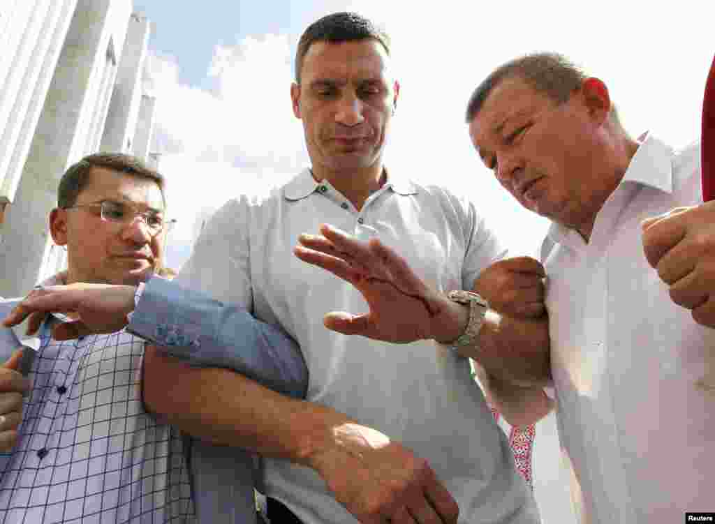 Віталій Кличко з пораненою рукою після сутички силовиків із учасниками «Мовного майдану». Київ, 4 липня 2012 року