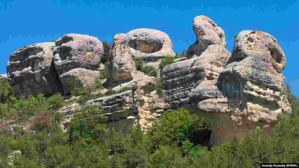 Сфинксы – главная природная достопримечательность Залесного и всей Каралезской долины. Высота 14 известняковых останцев на лесистом холме Узун-Тарла – от пяти до пятнадцати метров. Сфинксами их впервые назвал крымский профессор Василий Ена в 1950-х