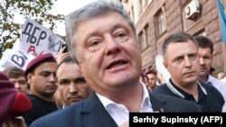 12 серпня Порошенко прибув на допит до Державного бюро розслідувань