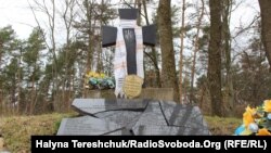 Зруйнована надмогильна плита на горі Монастир