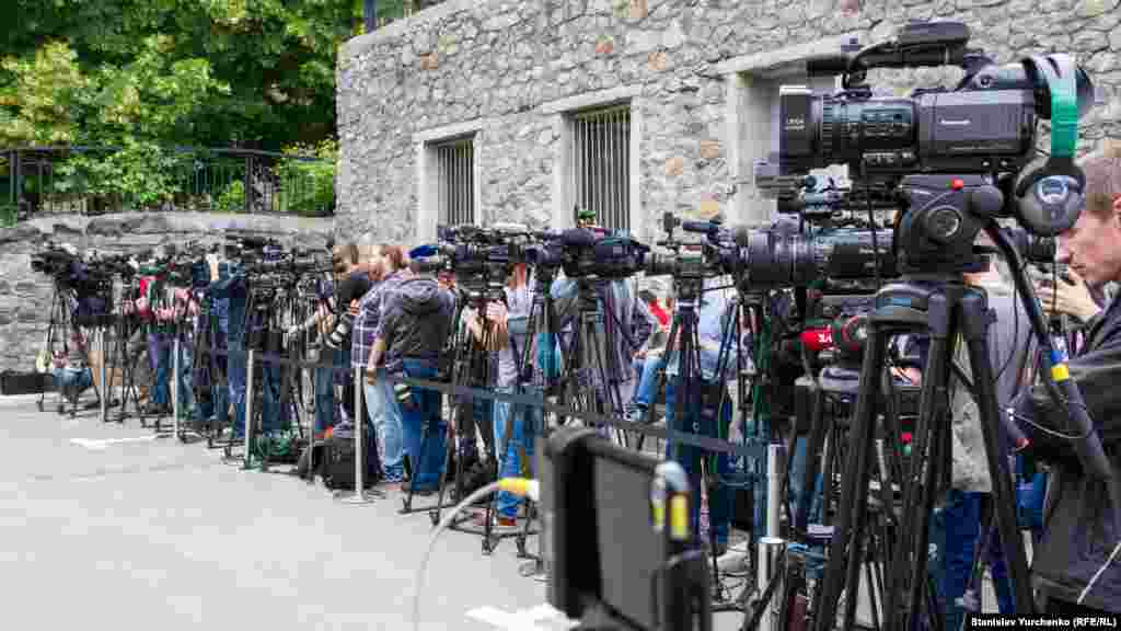 Після прибуття українців на батьківщину пройшов брифінг президента України Петра Порошенка і звільнених із російського ув’язнення Геннадія Афанасьєва і Юрія Солошенка