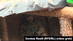 Український боєць ховається в укритті від ударних дронів армії РФ