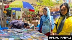 پوهان وایي، کتاب د مورنيو ژبو په ساتنه او ودې کې مهم کردار لوبوي ـ پخوانی انځور