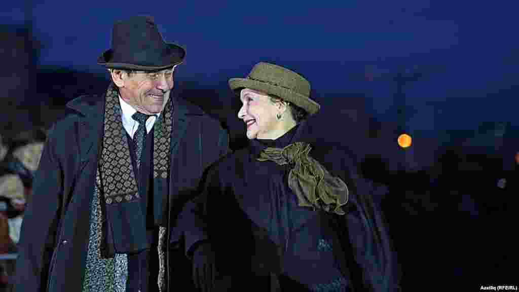 Камал театры каршында яңа сезон ачу тантанасы. Хәлим Җәләлов һәм Наилә Гәрәева. 