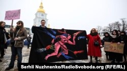 Українські феміністки та їхні прихильники під час мітингу в Києві, 8 березня 2018 року