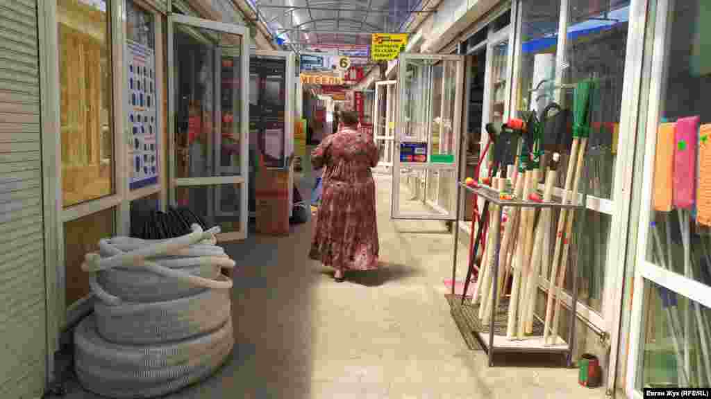 У рядах павільйонів на ринку «Південний», де торгують будівельними товарами і матеріалами